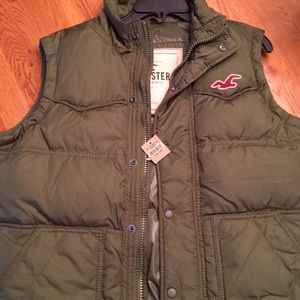 New Hollister vest. Never worn. Straight fit vest.